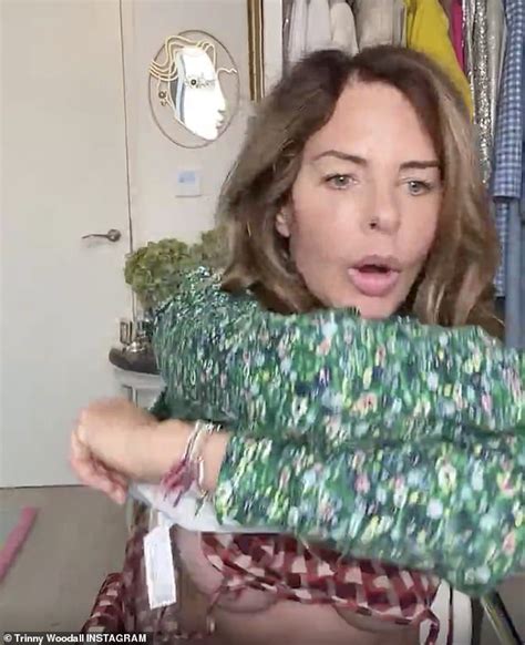 Trinny Woodall accidentally flashes her BOOBS during Instagram。